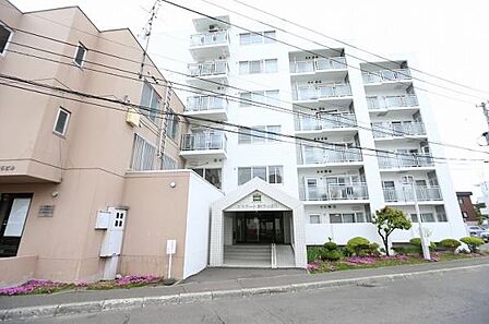 リビングは約11.3帖の広さがございまして、窓からたっぷりと光が差し込み、非常に明るく心地よい空間となっております。