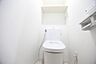 トイレ：トイレはシンプルなデザインながら、使いやすい温水洗浄便座が設置されております。また、上部には便利な棚が備わっております。