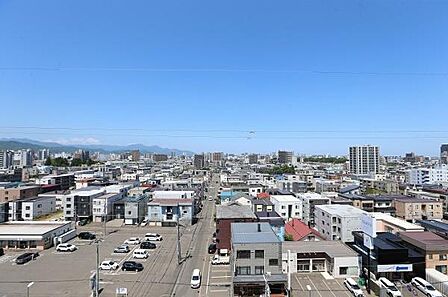 北西側バルコニーからの眺望でございます。前面に遮るものがなく陽光と開放感に満ちた眺望を存分にお楽しみいただけます。晴れた日には遠くに広がる山並みもご覧いただける、魅力あふれるロケーションでございます。