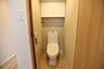 トイレ：トイレはシンプルなデザインながら、使いやすい温水洗浄便座が設置されております。また、上部には便利な棚が備わっております。