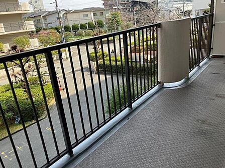 マンションの敷地内には綺麗に手入れされた植栽があり目を和ませてくれます。前面道路との間に来場者駐車場や植栽がある為、抜け感があります。