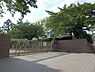 その他：広々としたアプローチが特徴の学校の外観です。緑豊かな木々に囲まれており清潔感のある門構えが印象的です。レンガ造りの塀や整った舗装が安心感を与えます。校舎の外観も明るく開放感があります。