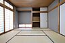 和室：畳の香りに癒やされる落ち着いた和室