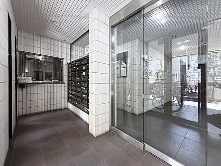 建物エントランス・人に例えますとマンションのエントランスは「顔」にあたります。清潔感を備えた本マンションの「顔」は、訪れる人を大切に迎えてくれます
