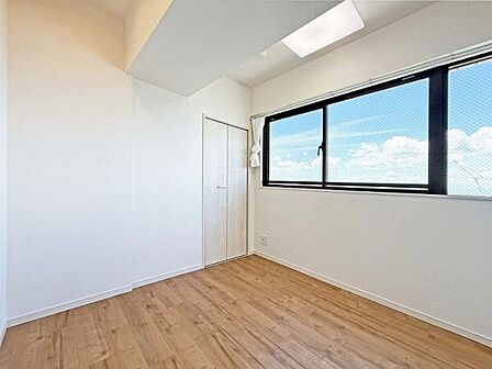 床材は落ち着きのあるカラーの自然木目調を採用。壁面は主張しすぎないオフホワイトを配色することにより空間全体に広がりを感じさせてくれます。