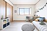 寝室：陽光差し込む明るいお部屋で笑顔あふれる毎日を。自分だけのデスクで成長を見守る特別な空間です。※家具等はイメージCGです。購入は有料となります。