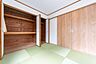 収納：畳の優しさと木目の表情が調和する癒やしの空間。家族が自然と集まり、笑顔あふれるあたたかな団らんの時間を育みます。