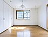 寝室：窓から降り注ぐ陽光が、木のぬくもりを優しく照らす明るいお部屋。朝の心地よい目覚めから始まる、健やかな家族の暮らしがここにあります。