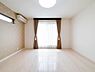 室内：2面採光で光を集めるお部屋はゆっくりと落ち着く空間です。クローゼットもございますので、収納家具を新たに揃える準備も省け、なにより居住空間を広く使えるので快適です。