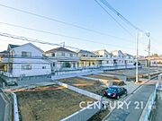 前面道路は閑静な住宅地をはしる車通りの少ない道路。ゆとりのある住宅地で部屋の窓を開けるとそこには心地よい風が通りぬけます。