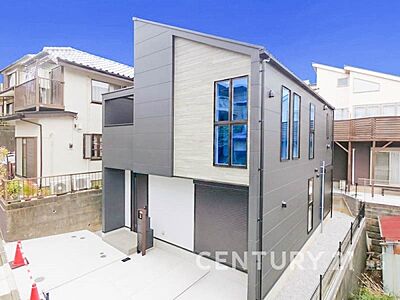 外観:穏やかな時が流れる街並みに、寄り添うように佇む邸。 外観:穏やかな時が流れる街並みに、寄り添うように佇む邸。