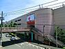 周辺：相鉄線三ツ境駅まで1995m、駅周辺は、スーパーや商店、区役所、病院が揃っています。そのエリアを抜けると区画整理された閑静な住宅地が顔を出します