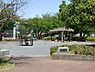 周辺：中丸公園まで842m、複合遊具と広場があります。