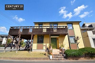 外観:「万博記念公園」駅徒歩15分、香取台小学校徒歩10分。スウェーデンハウス施工、トリプルガラス木サッシ採用。木の質感とやわらかな光が心地よく、室内も大変きれいに使われた上質な住まいです。 外観:「万博記念公園」駅徒歩15分、香取台小学校徒歩10分。スウェーデンハウス施工、トリプルガラス木サッシ採用。木の質感とやわらかな光が心地よく、室内も大変きれいに使われた上質な住まいです。