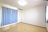 洋室：6帖の洋室は、明るい自然光が差し込む快適な空間。収納も完備されており、衣類や荷物もすっきり整理できます。子ども部屋や書斎など、多用途に使える便利な一室です。