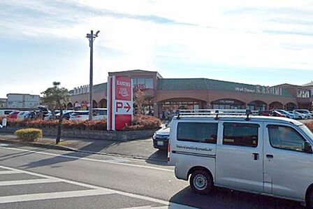 カスミフードスクエア水戸見川店まで900m、家族そろって週末のまとめ買いも便利です。