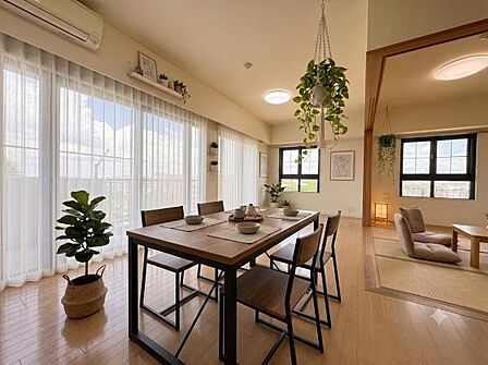 角部屋ならではの豊かな採光と開放感が魅力の16.5帖LDK。大きな窓から明るい陽光が差し込み、和室とつなげればさらに広々。家族が自然と集まる心地よい住空間です。※CG加工済み
