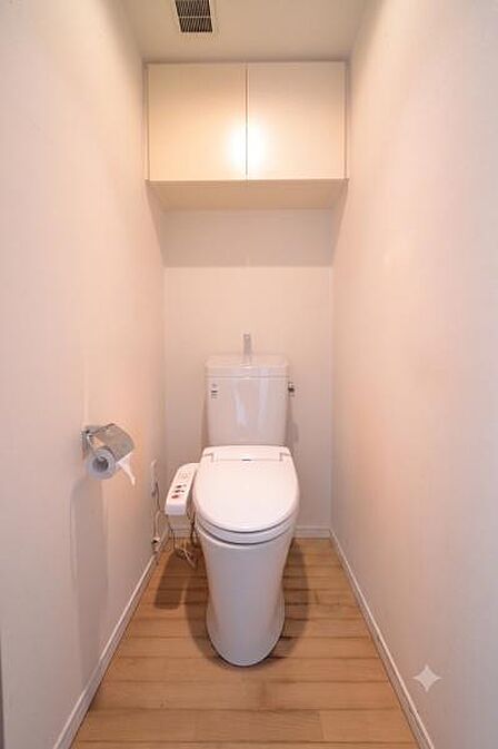 清潔感のあるスッキリとしたトイレです。トイレットペーパーのストックや掃除用具をしっかり目隠しできる便利な収納棚付きです。※CG加工済