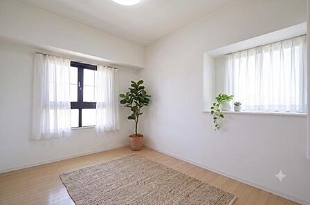 二面採光で明るく開放感のある6.2帖の洋室。ベッドやデスクを置いてもゆとりを確保しやすく、主寝室や子ども部屋、書斎などライフスタイルに合わせて多彩に活用できます。※CG加工済み