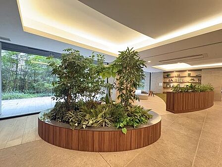 豊かな植栽が印象的な開放感あふれるエントランスロビー。落ち着いた照明と豊かな植栽が迎えてくれる、住まいの品格を高める心地よい空間です。