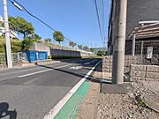 前面道路は広々7m。徒歩でも安心の道、バス停も目の前にございます。