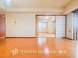 明るく開放的な空間が広がるLDK。室内には豊かな陽光が注ぎ込み、爽やかな住空間を演出。