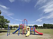 新杉田公園　1100m　野球場、テニスコート、ドッグラン、芝生広場などが整備された地区公園。   
