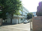 横浜市立末吉中学校　1800m　徒歩23分。環境の整った静かなエリアで安らぎの暮らしを。 