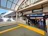 周辺：上永谷駅 （ブルーライン）　1120m　快速停車駅。駅周辺には大きなバスターミナルとタクシー乗り場、多彩な商業施設や病院などがあります。 