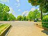 周辺：市ヶ尾下根公園　700m　走り回れる広い広場、すべり台、ブランコ、鉄棒の他、水飲み、ベンチ、トイレもある公園です。 