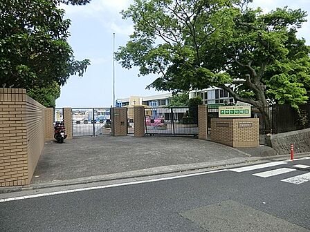 さゆり幼稚園 1100m カトリック系の幼稚園。幼児の心身の発育をはかり、家庭での教育としつけを助けることを目標にしています。