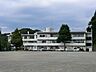 周辺：鎌倉市立第二小学校　1200m　徒歩15分。小学校が近いのは子育てファミリーにもおすすめのポイント。 