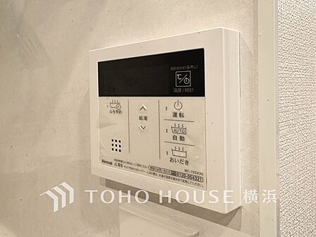 【オートバス】　お風呂場と台所に操作リモコンがありお料理の最中でもボタン一つで簡単に沸かせて便利ですね。 