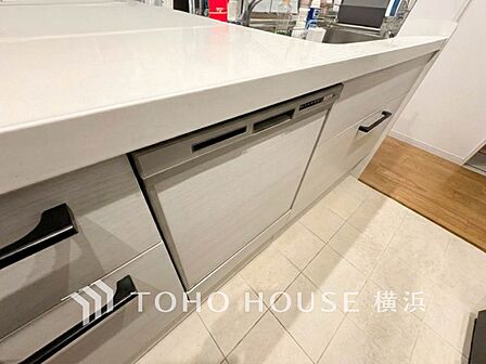 【食器洗浄乾燥機】　手洗いに比べ節水効果が高く、食器の洗浄から乾燥まで、食後の水仕事を軽減します。