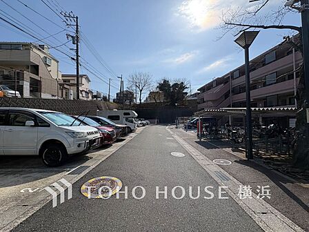 敷地内駐車場（空き状況はお問い合わせください）。