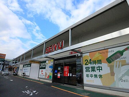西友能見台店　650m　24時間営業が嬉しいですね。食品から衣料品・日用品まで揃っています。いざというときにも安心です。    