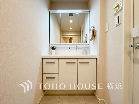収納たっぷりの洗面台。毎朝身支度で活躍するスペースです。