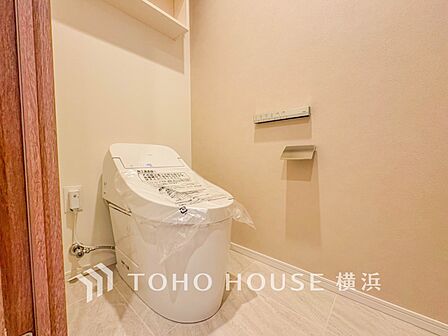 清潔感溢れるトイレ。落ち着いた空間で安らぎのひとときをお過ごしいただけます。