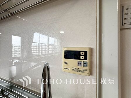【オートバス】 お風呂場と台所に操作リモコンがありお料理の最中でもボタン一つで簡単に沸かせて便利ですね。