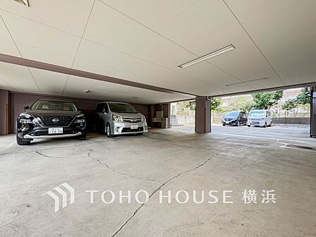 敷地内駐車場（空き状況はお問い合わせください）。