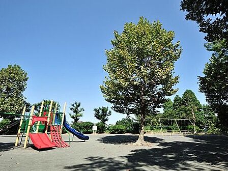 岡村公園 290m 大きな梅林があり、高台では横浜ランドマークタワーや富士山などを望むことができます。
