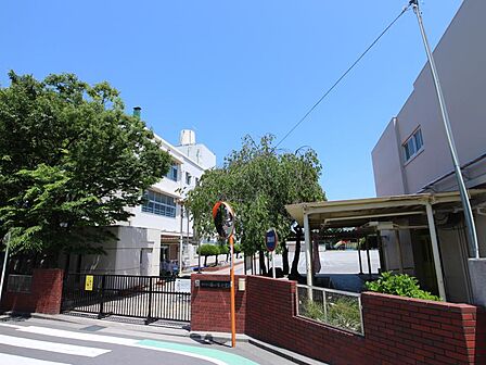 横浜市立藤の木小学校　700m　徒歩9分。小学校が近いのは子育てファミリーにもおすすめのポイント。 