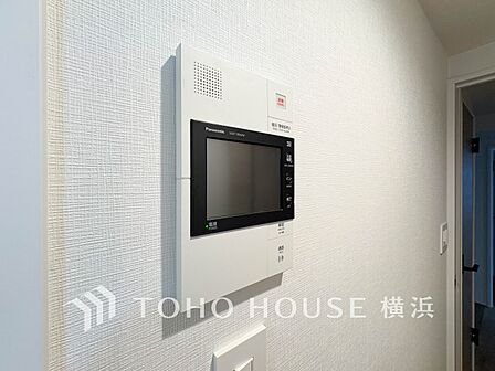 誰が来てもわかる様にモニター付きインターホンを設置。快適と安らぎを合わせた優しい設計。 