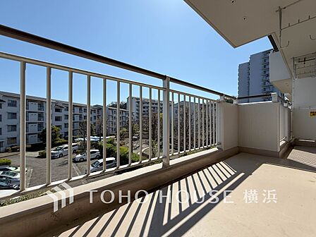 太陽の恵みをたっぷりと受けて、洗濯物も気持ちよく干せそうです。