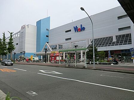 ビアレヨコハマ新館 700m 飲食店やドラッグストア、ユニクロや西松屋、しまむらも入る暮らしに便利なショッピングセンター。