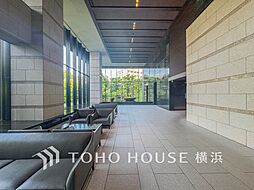 外と内をつなぐエントランスロビーは、格調ある雰囲気を漂わせた上質な空間。