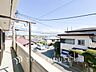 バルコニー：太陽の恵みをたっぷりと受けて、洗濯物も気持ちよく干せそうです。