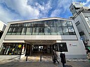 綱島駅 （東横線）　1400m　急行利用で、「横浜」駅へ約9分、「渋谷」駅へ約22分。「品川」駅や「東京」駅へのアクセスも良好です。 