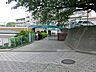 周辺：横浜市立権太坂小学校　800m　徒歩10分。小学校が近いのは子育てファミリーにもおすすめのポイント。 