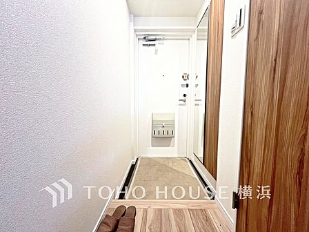 上質感漂う玄関と廊下。居住者の帰り、訪れる方を優しく迎えてくれます。